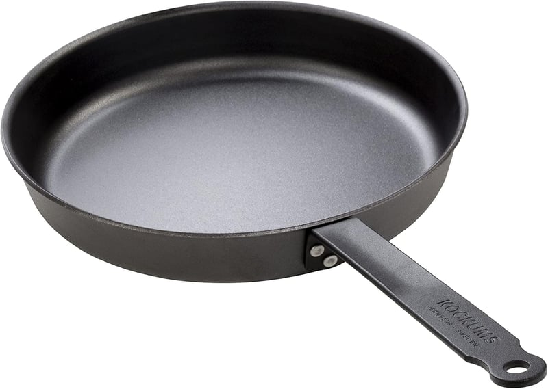 Kockums Jernverk Prémium Szénacél Serpenyő 28 cm, Természetes Növényi Olajjal Előkezelt, Svéd Minőség