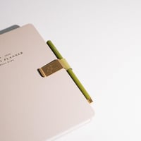 Kokonote Basic Studio zöld tollcsipesz és könyvjelölő tolltartó - Green 3