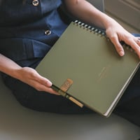 Kokonote Basic Studio zöld tollcsipesz és könyvjelölő tolltartó - Green 4