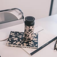Nerezová termoska Kokonote Midnight Dahlia 350 ml pre deti aj dospelých, 16,5 x 6,5 cm, športová fľaša na pitie 6