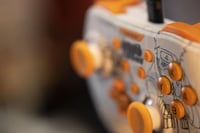Controler cu fir Konix Naruto Shippuden pentru Nintendo Switch, Switch 2 și PC - Vibrații - Cablu 3 m - Motiv Kakashi - Alb 9