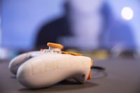 Controler cu fir Konix Naruto Shippuden pentru Nintendo Switch, Switch 2 și PC - Vibrații - Cablu 3 m - Motiv Kakashi - Alb 4