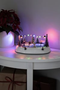 Konstsmide 4254-000 LED ukrasna rasvjeta klizalište s glazbom, 12 šarenih dioda, na baterije i USB, za unutarnju upotrebu, crni kabel, 3 x AA 1,5V 5