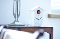 Dizajnové kukučkové hodiny KOOKOO BirdHouse Mini v bielej farbe s hlasmi 12 spevavých vtákov alebo zvukom kukučky, moderné malé nástenné hodiny 6