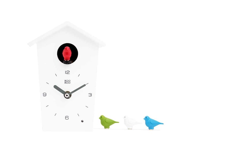 Dizajnové kukučkové hodiny KOOKOO BirdHouse Mini v bielej farbe s hlasmi 12 spevavých vtákov alebo zvukom kukučky, moderné malé nástenné hodiny