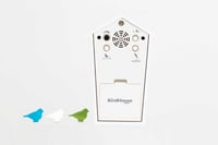 Dizajnové kukučkové hodiny KOOKOO BirdHouse Mini v bielej farbe s hlasmi 12 spevavých vtákov alebo zvukom kukučky, moderné malé nástenné hodiny 3