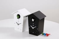Dizajnové kukučkové hodiny KOOKOO BirdHouse Mini v bielej farbe s hlasmi 12 spevavých vtákov alebo zvukom kukučky, moderné malé nástenné hodiny 2