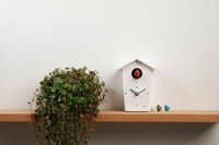 Dizajnové kukučkové hodiny KOOKOO BirdHouse Mini v bielej farbe s hlasmi 12 spevavých vtákov alebo zvukom kukučky, moderné malé nástenné hodiny 7