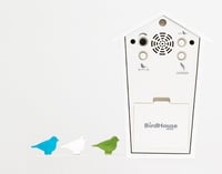 Dizajnové kukučkové hodiny KOOKOO BirdHouse Mini v bielej farbe s hlasmi 12 spevavých vtákov alebo zvukom kukučky, moderné malé nástenné hodiny 4