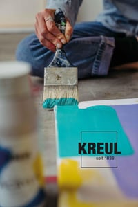 Vopsea acrilică lichidă KREUL Triton - Albastru ultramarin, 750 ml, calitate pentru studiouri de artă, uscare mată intensă 6