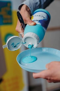Vopsea acrilică lichidă KREUL Triton - Albastru ultramarin, 750 ml, calitate pentru studiouri de artă, uscare mată intensă 4