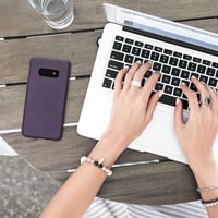 kwmobile Samsung Galaxy S10e szilikon tok - metál bordó 2