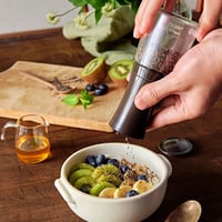 Ručný mlynček na kávu Kyocera CM-20C s nastaviteľným keramickým mlecím mechanizmom, sklenenou nádobou, 150 ml, hnedý 3