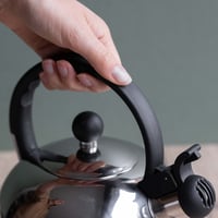 La Cafetière nerezová pískajúca rýchlovarná kanvica 1,3 litra, na indukčný aj plynový sporák, strieborná 4