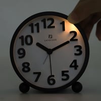 Lafocuse Analóg Ébresztőóra 10,5" Csendesen Működő 3D Számokkal Éjszakai Fénnyel 7