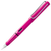 Plniace pero Lamy Safari Pink s lešteným oceľovým hrotom so šírkou stopy EF, ergonomickým úchopom a modrou atramentovou bombičkou T10 1