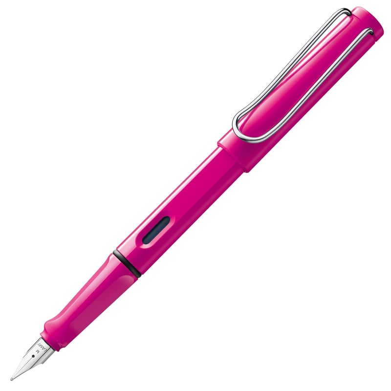 Plniace pero Lamy Safari Pink s lešteným oceľovým hrotom so šírkou stopy EF, ergonomickým úchopom a modrou atramentovou bombičkou T10