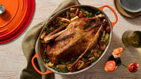 Oală ovală din fontă cu capac Le Creuset Signature, 40 cm, 13,9 L, culoare portocaliu vulcanic, compatibilă cu toate sursele de căldură, inclusiv inducție 6