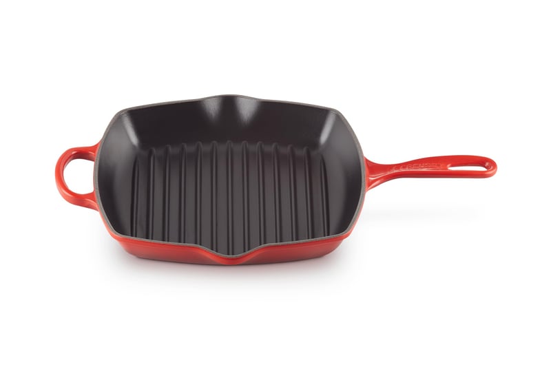 Liatinová grilovacia panvica Le Creuset Signature, štvorcová, 26 cm, na všetky typy sporákov vrátane indukcie, čerešňovo červená