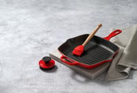 Liatinová grilovacia panvica Le Creuset Signature, štvorcová, 26 cm, na všetky typy sporákov vrátane indukcie, čerešňovo červená 6