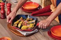 Liatinová grilovacia panvica Le Creuset Signature, štvorcová, 26 cm, na všetky typy sporákov vrátane indukcie, čerešňovo červená 5