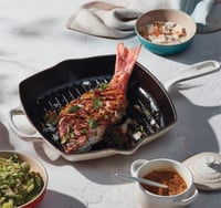 Liatinová grilovacia panvica Le Creuset Signature s pomocnou rukoväťou a 2 výlevkami, 26 cm, farba Meringue 2