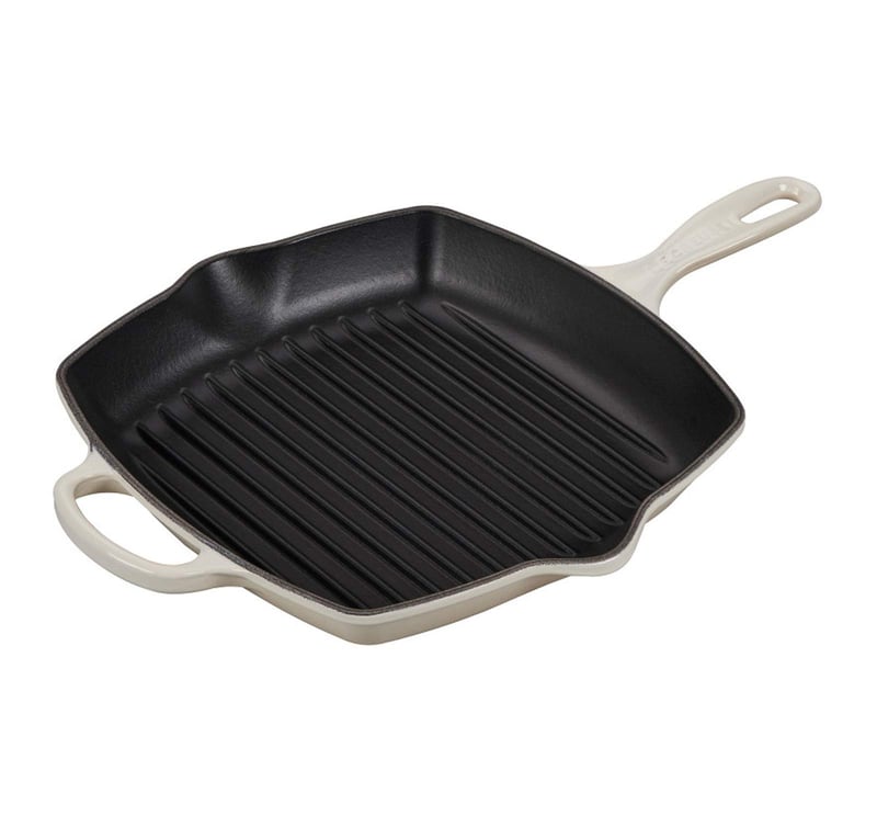 Liatinová grilovacia panvica Le Creuset Signature s pomocnou rukoväťou a 2 výlevkami, 26 cm, farba Meringue