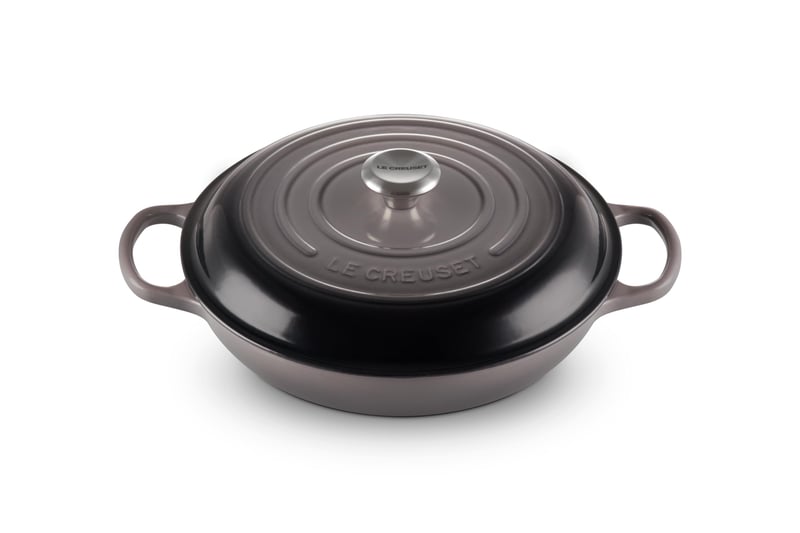 Okrúhly liatinový hrniec Le Creuset Signature Gourmet, 30 cm, 3,5 l, na všetky typy sporákov vrátane indukcie, sivá farba Flint