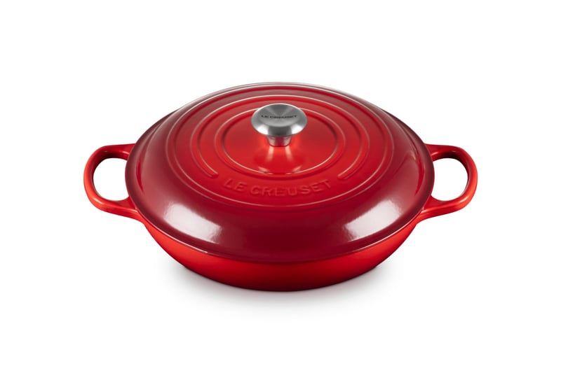 Liatinový okrúhly hrniec Le Creuset Signature Gourmet, 30 cm, 3,5 l, na všetky typy sporákov vrátane indukcie, čerešňovo červený