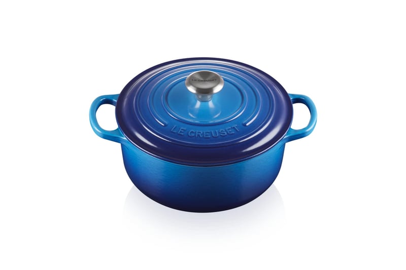 Liatinový okrúhly hrniec s pokrievkou Le Creuset Signature, 3,3 l, 22 cm – azúrovomodrý