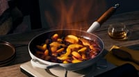 Liatinová panvica LE CREUSET Signature s drevenou rúčkou, 26 cm, čerešňovo červená 5