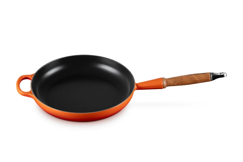 Liatinová panvica LE CREUSET Signature s drevenou rúčkou, 26 cm, čerešňovo červená