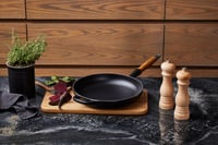 Liatinová panvica LE CREUSET Signature s drevenou rúčkou, 26 cm, čerešňovo červená 6