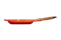 Liatinová panvica LE CREUSET Signature s drevenou rúčkou, 26 cm, čerešňovo červená 4