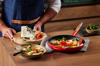 Le Creuset Signature tava od lijevanog željeza s drvenom ručkom, 28 cm, boje trešnje 6
