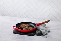Le Creuset Signature tava od lijevanog željeza s drvenom ručkom, 28 cm, boje trešnje 5
