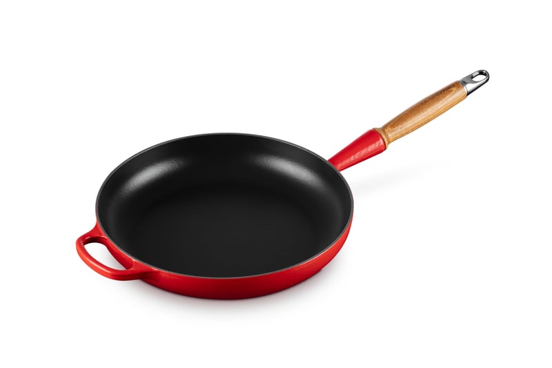 Le Creuset Signature tava od lijevanog željeza s drvenom ručkom, 28 cm, boje trešnje