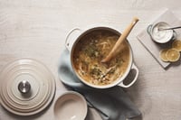 Liatinový hrniec Le Creuset Signature s pokrievkou, okrúhly, 26 cm, 5,3 l, vhodný na všetky typy sporákov vrátane indukcie, farba Meringue 6