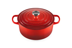 Cratită din fontă cu capac Le Creuset Signature, rotundă, 26 cm, 5,3 L, roșu cireșiu, compatibilă cu toate sursele de căldură, inclusiv inducție