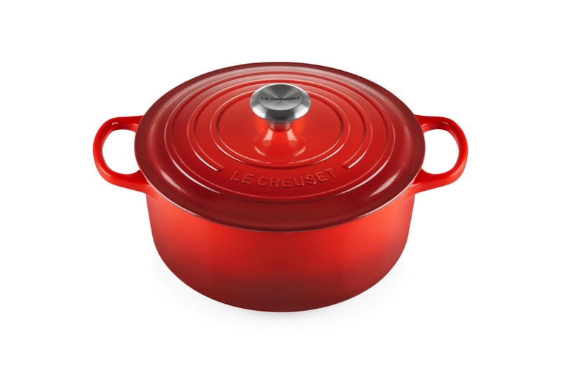 Le Creuset Signature lonac od lijevanog željeza s poklopcem, okrugli, 26 cm, 5,3 l, trešnja crvena, za sve vrste štednjaka i indukciju