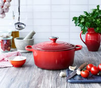 Le Creuset Signature lonac od lijevanog željeza s poklopcem, okrugli, 26 cm, 5,3 l, trešnja crvena, za sve vrste štednjaka i indukciju 6