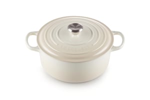 Le Creuset Signature lonac od lijevanog željeza s poklopcem, okrugli, 26 cm, 5,3 l, za sve vrste štednjaka i indukciju, boja Meringue