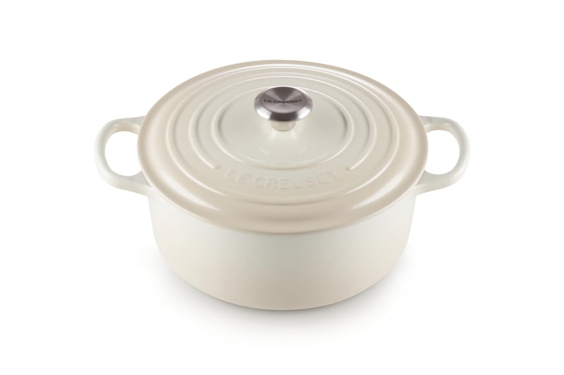 Liatinový hrniec Le Creuset Signature s pokrievkou, okrúhly, 26 cm, 5,3 l, vhodný na všetky typy sporákov vrátane indukcie, farba Meringue