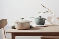 Liatinový hrniec Le Creuset Signature s pokrievkou, okrúhly, 26 cm, 5,3 l, vhodný na všetky typy sporákov vrátane indukcie, farba Meringue 5