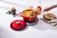 Le Creuset Signature lonac od lijevanog željeza s poklopcem, okrugli, 26 cm, 5,3 l, trešnja crvena, za sve vrste štednjaka i indukciju 7
