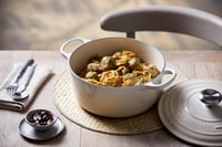 Liatinový hrniec Le Creuset Signature s pokrievkou, okrúhly, 26 cm, 5,3 l, vhodný na všetky typy sporákov vrátane indukcie, farba Meringue 7