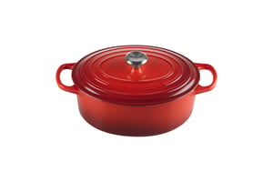 Le Creuset Signature ovalna posuda od lijevanog željeza s poklopcem, 27 cm, 4,1 l, trešnjasto crvena