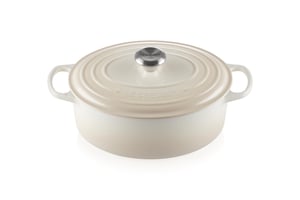 Le Creuset Signature posuda za pečenje od lijevanog željeza s poklopcem, ovalna, 29 cm, 4,7 l, za sve vrste štednjaka i indukciju, meringue (prljavo bijela)