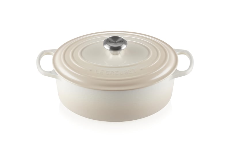 Liatinový pekáč Le Creuset Signature s pokrievkou, oválny, 29 cm, 4,7 l, na všetky typy sporákov vrátane indukcie, farba meringue (krémová)