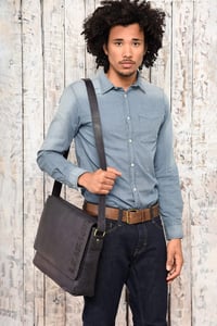 LEABAGS Valódi Bőr Válltáska Férfiaknak és Nőknek - Unisex Messenger Táska Vállpánttal, 15 Colos Laptoptartóval, Irodai Használatra 2